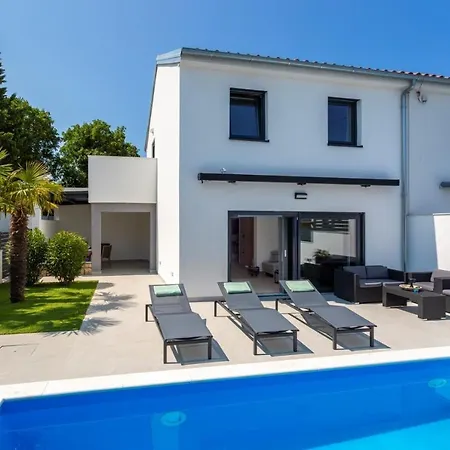 T & K Villa *